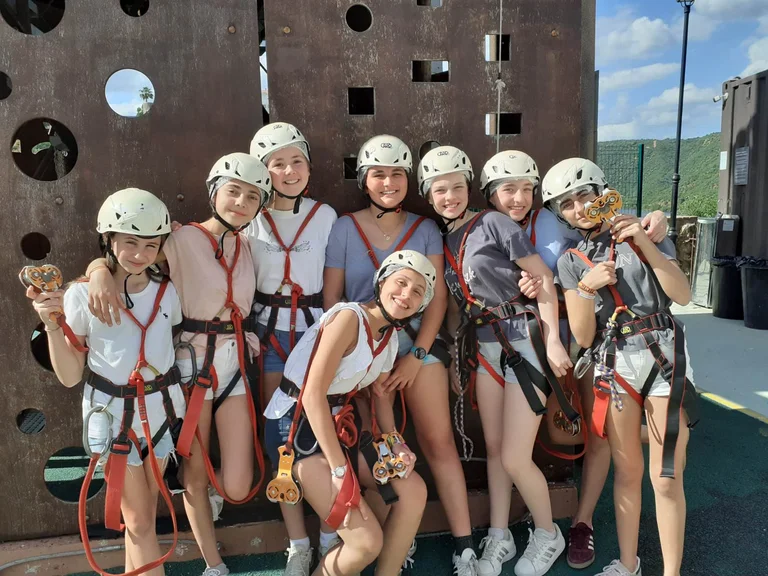 Year 8 disfruta de un viaje lleno de aventura a Río Secreto