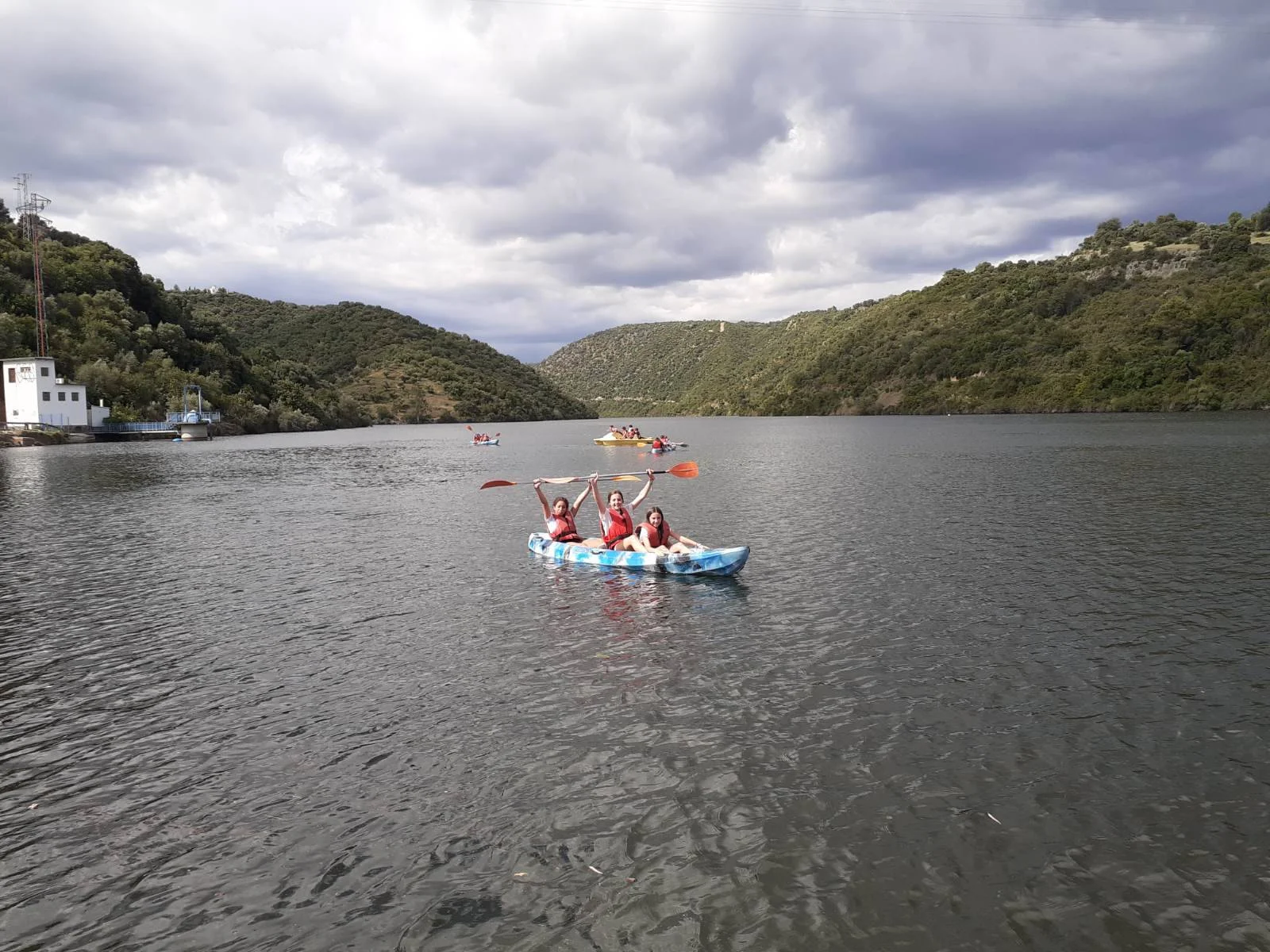 Year 8 disfruta de un viaje lleno de aventura a Río Secreto