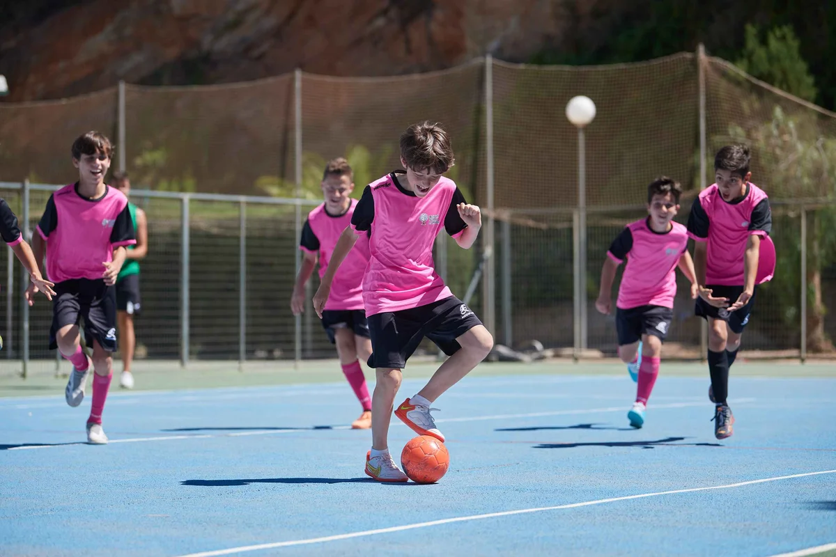 Clubs, deportes y oportunidades internacionales