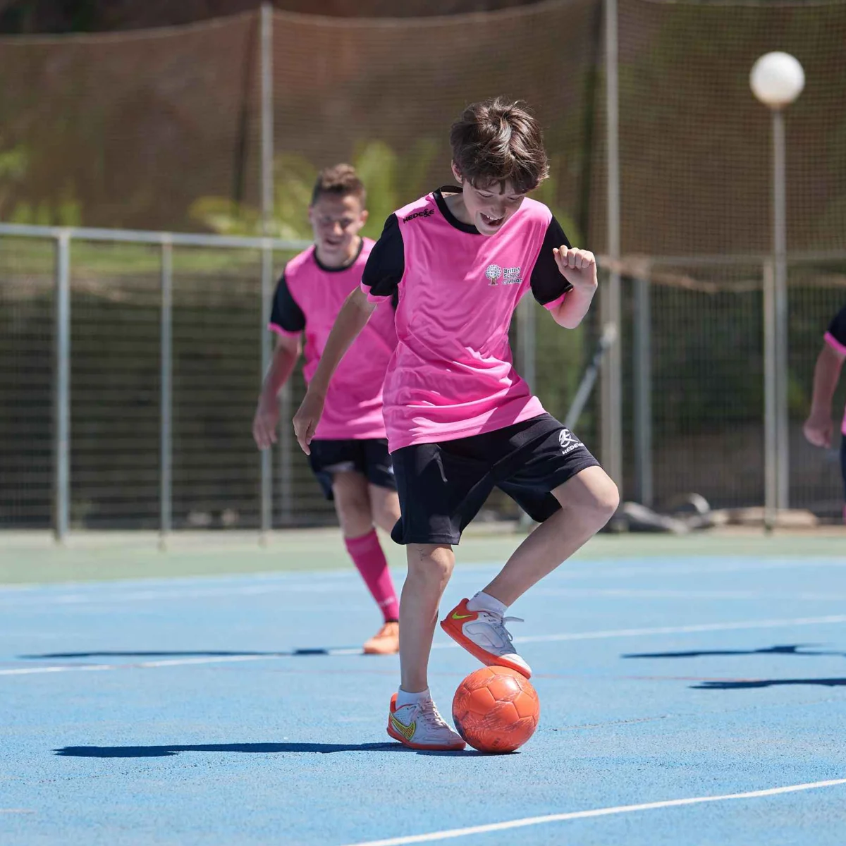 Clubs, deportes y oportunidades internacionales